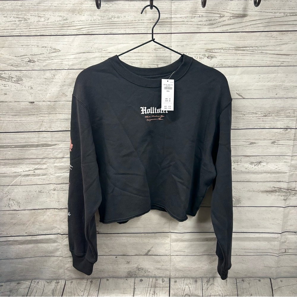 Hollister cropped graphic crew neck size small NWT